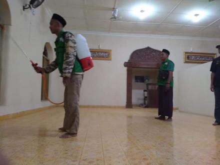 Penyemprotan Desinfektan di Nglorong